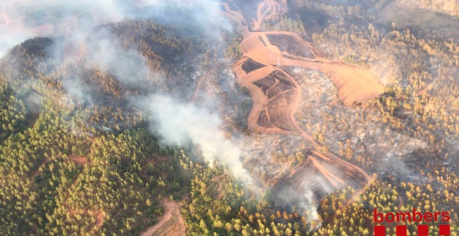 Imatges aèries de l'incendi forestal al Bages / Bombers