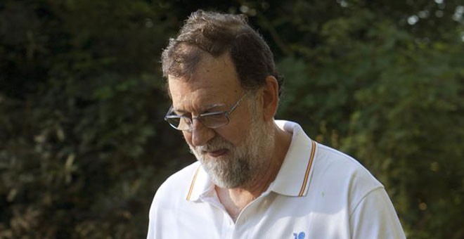 El presidente del Gobierno, Mariano Rajoy, en uno de sus paseos matinales por Ribadumia, la localidad pontevedresa donde pasa sus vacaciones. Archivo EFE