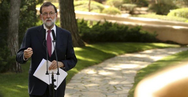 El presidente del Gobierno, Mariano Rajoy, durante la rueda de prensa que ha ofrecido hoy tras su tradicional despacho de verano con el Rey Felipe VI, en el Palacio de Marivent.-