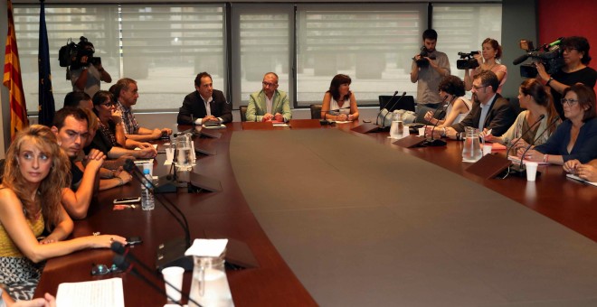 Imagen de la nueva reunión en el departamento de Trabajo de la Generalitat, entre la empresa Eulen y los trabajadores de los controles de seguridad del Aeropuerto de Barcelona- El Prat. EFE/Toni Albir