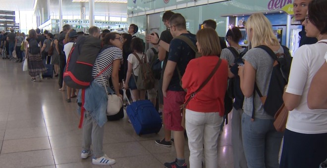 Cola en el Aeropuerto de Barcelona-El Prat. EUROPA PRESS