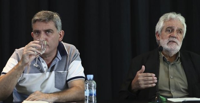 El responsable de Extensión Internacional de IU, Francisco Pérez (i), y el exeurodiputado del PSOE Vicent Garcés, durante la rueda de prensa que han ofrecido en el Círculo de Bellas Artes. EFE/Mariscal