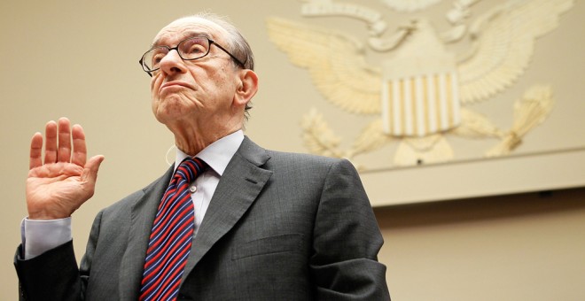 El expresidente de la Reserva Federal Alan Greenspan presta juramente en una comparecencia en la comisión del Congreso estadounidense sobre la crisis financiera, en  abril de 2010. AFP/Alex Wong