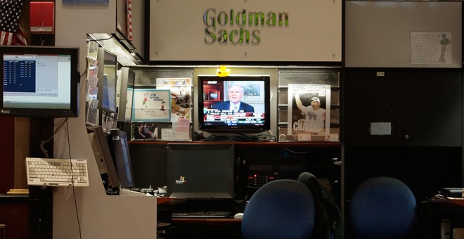 Un monitor de televisión en el stand de Goldman Sachs en el patio de negociación de la bolsa de Nueva York, en Wall Street. AFP/Chris Hondros