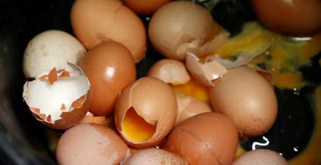 Millones de huevos han sido retirados de los supermercados de varios países europeos. / REUTERS