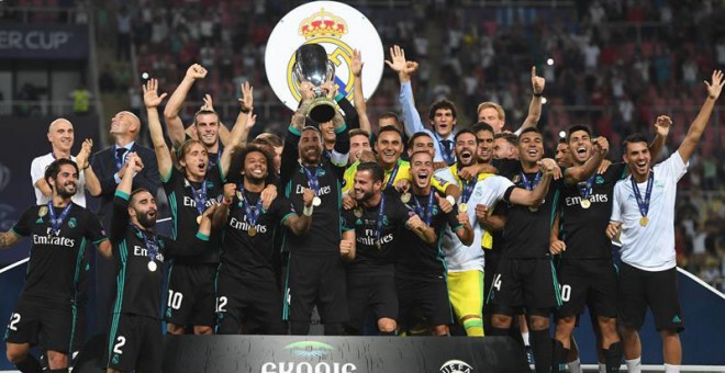 Jugadores del Real Madrid celebran con el trofeo de la Supercopa tras la victoria 2-1 ante el Manchester United . -GEORGI LICOVSKI (EFE)