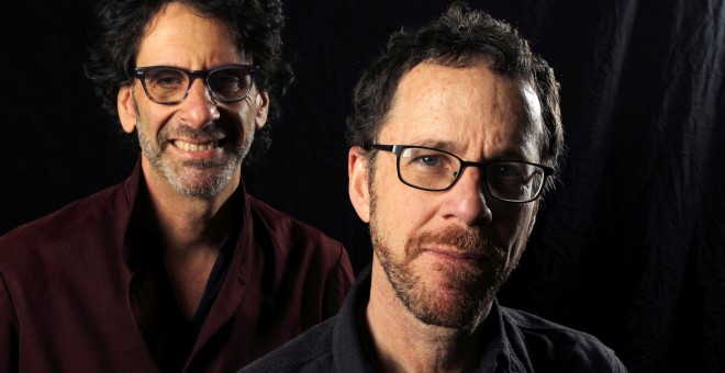 Los directores de cine Joel Coen (i)  Ethan Coen (d). REUTERS/David McNew