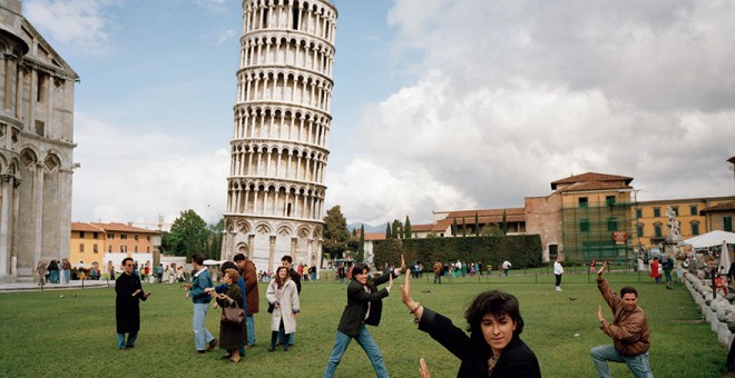 Multitud de turistas tratando de hacerse una foto con la Torre de Pisa /Architecture Design