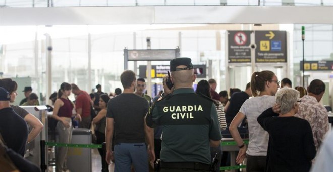 Guardia Civil en el aeropuerto de El Prat. / EFE