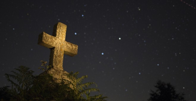 Las estrellas en el cielo nocturno en el lugar de Curbián, en Palas de Rei (Lugo). EFE/Eliseo Trigo