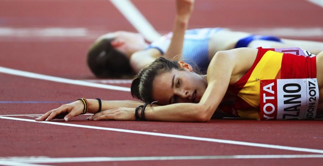 La atleta española Ana Lozano, en el suelo tras correr en la prueba de los 5000 m. en el Campeonato mundial de atletismo en el estadio olímpico de Londres. EFE/Srdjan Suki