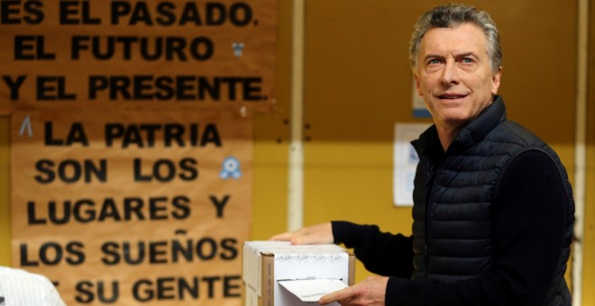 Mauricio Macri, presidente de Argentina, deposita su voto en una urna este pasado domingo en Buenos Aires. REUTERS/ Marcos Brindicci