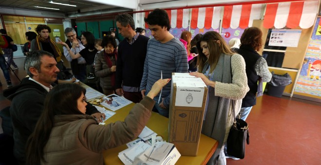 Personas votando este pasado domingo en Buenos Aires. REUTERS/ Marcos Brindicci