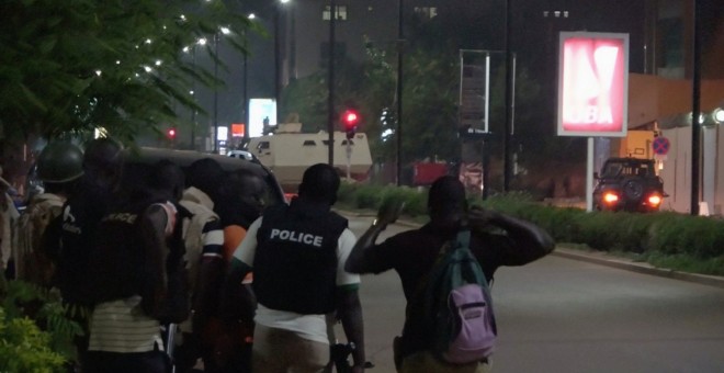 Agentes de la Policía de Burkina Faso, cerca de la cafetería de la capital del país, Uagadugu, atacada por un grupo yihadista. REUTERS