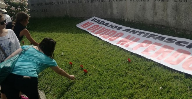 Imagen del acto de homenaje a los asesinados y represaliados por el golpe militar de 1936. / B.A.