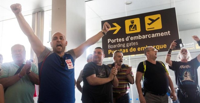 Trabajadores de Eulen aplauden a sus compañeros que cumplen con los servicios mínimos del 90% dictados por el Gobierno en el tercer día de huelga indefinida. EFE/Quique García