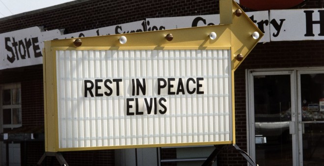 Señal en memoria a Elvis Presley en Memphis, Tennesse. 18 de agosto del 1977.