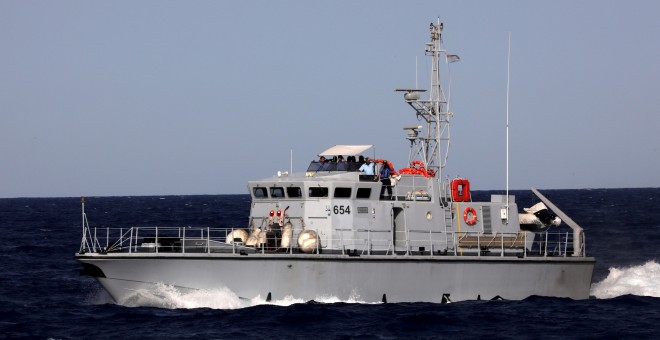 Un salvavidas de la ONG española Proactiva Open Arms a bordo del antiguo pesquero Golf Azzurro mantiene la vista en una embarcación lanzada por el buque C Star dirigido por un grupo anti-inmigración en el Mar Mediterráneo. / REUTERS