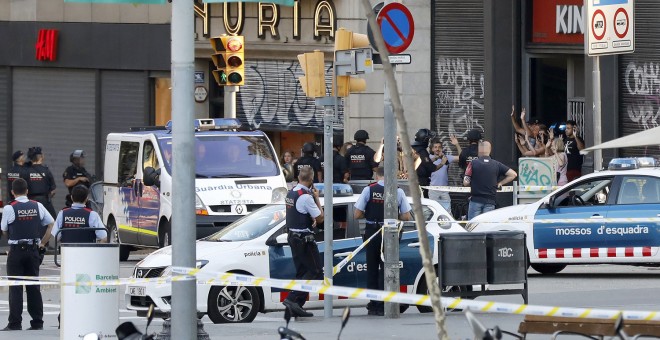 Despliegue policial en el lugar del atentado ocurrido hoy en las Ramblas de Barcelona. EFE/Andreu Dalmau