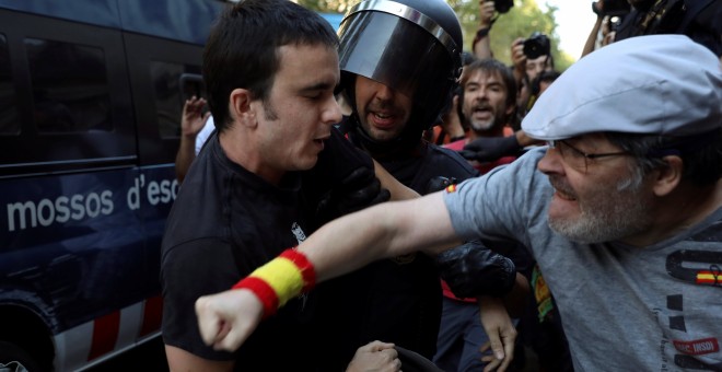 Los Mossos intervienen cuando los manifestantes de la extrema derecha y manifestantes antifascistas y vecinos de las Ramblas chocan, un día después de que una furgoneta atropellara intencionadamente contra los peatones de Las Ramblas en Barcelona, ​​Españ