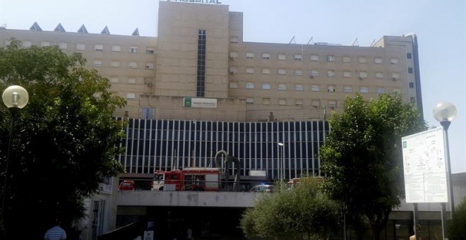 Coches de bomberos en la fachada del hospital sevillano de Valme donde una mujer ha fallecido hoy al ser seccionada por un ascensor del hospital cuando era trasladada en una camilla de una planta a otra.-EFE/David Jiménez Castillo