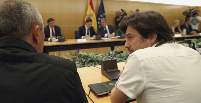 Xavier Domènech (iz), de En Comú Podem y Rafa Mayoral (d), de Podemos, durante la reunión del pacto antiyihadista que preside el ministro del Interior, Juan Ignacio Zoido. EFE/J.J.Guillén