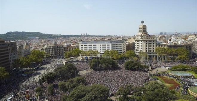Vista sobre Plaça Catalunya durant el minut de silenci el matí posterior als atemptats. EFE/Alejandro García