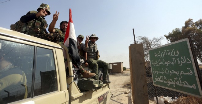 Miembros del Ejército iraquí avanzan hacia el centro de la ciudad de Tal Afar, en Mosul (Irak). EFE/Murtaja Lateef