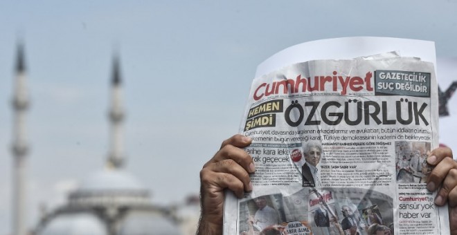 Un hombre alza una copia del diario Cumhuriyet con una palabra en la portada que se podría traducir como 'Libertad', durante una manifestación frente a un tribunal de Estambul /AFP (OZAN KOSE)