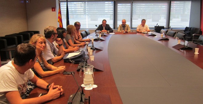 Fotografía de la reunión de Eulen con sus trabajadores para llegar a un acuerdo y parar la huelga. / Europa Press