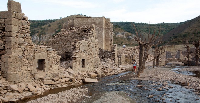 La falta de lluvia de los últimos meses ha provocado que el embalse riojano de Mansilla se encuentre más bajo que nunca, permitiendo pasear por el antiguo pueblo sumergido desde 1960. EFE/Raquel Manzanares