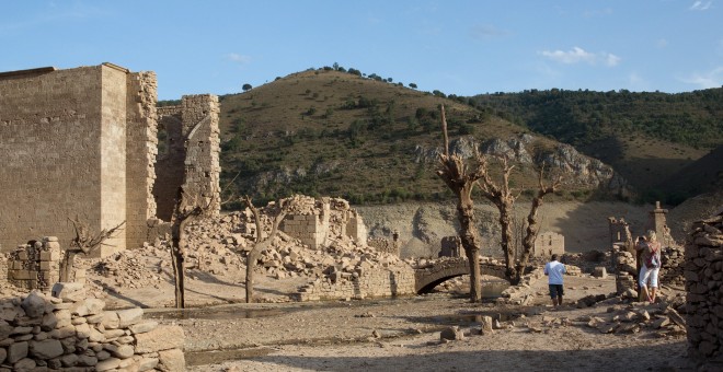 La falta de lluvia ha provocado que el embalse riojano de Mansilla se encuentre más bajo que nunca, permitiendo así a los más villanos pasear por el antiguo pueblo sumergido desde 1960. EFE/Raquel Manzanares