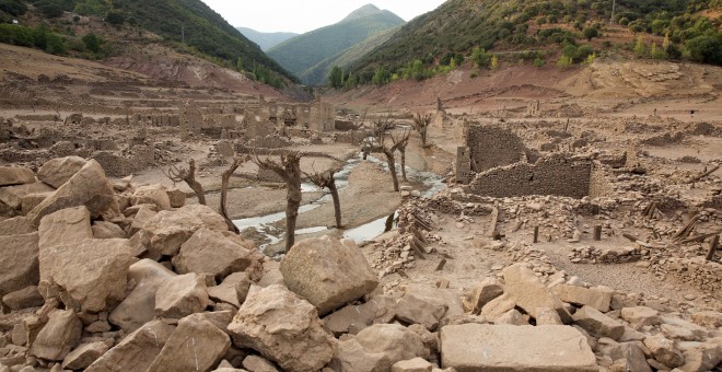 La falta de lluvia ha provocado que el embalse riojano de Mansilla se encuentre más bajo que nunca, permitiendo así a los más villanos pasear por el antiguo pueblo sumergido desde 1960. EFE/Raquel Manzanares