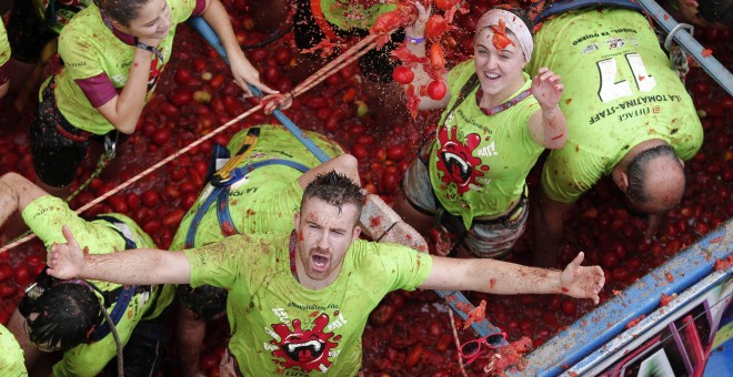 El estallido de una carcasa pirotécnica ha marcado, a las 10.55 horas, el inicio de la Tomatina de Buñol (Valencia), que en su septuagésima segunda edición reúne a más de 22.000 personas para lanzar 160.000 kilos de tomates maduros durante alrededor de un