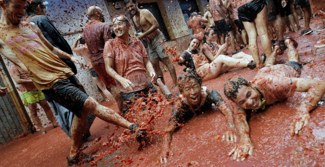 Cerca de 22000 asistentes y 160.000 kilos de tomates se han utilizado en la 72 edición de la Tomatina de Buñol. EFE/Miguel Angel Polo