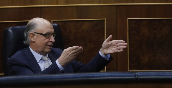 El ministro de Hacienda, Cristóbal Montoro, en su escaño en el Congreso de los Diputados. EFE