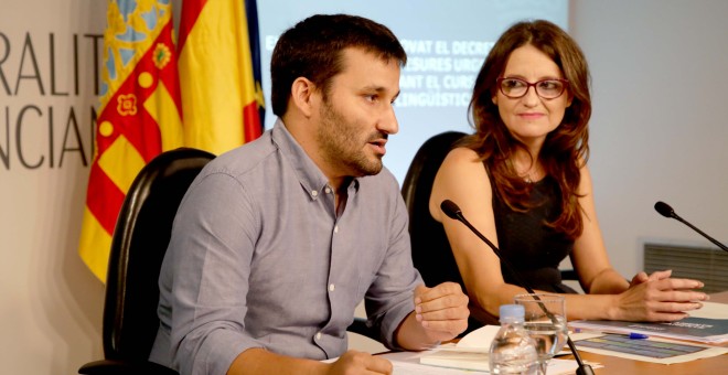 Vicent Marzà i Mònica Oltra, en l'aprovació del decret per l'inici del curs escolar.