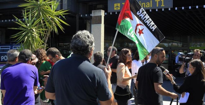 Una veintena de entidades sociales ha convocado hoy una concentración Barajas para denunciar 'las vulneraciones de derechos' de un grupo de saharauis en el procedimiento de solicitud de protección internacional. EFE/Víctor Lerena