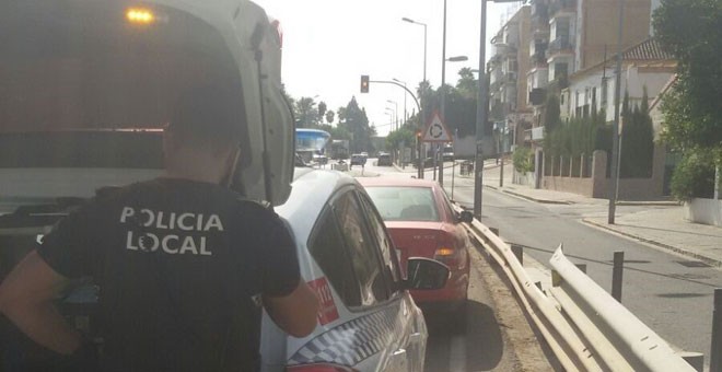 Detención del vehículo en el que viajaban ocho personas y cuyo conductor dio positivo en alcohol y drogas. EP/Ayuntamiento de Castilleja de la Cuesta (Sevilla)