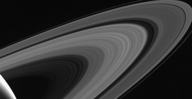 Saturno, sus anillos y una de sus lunas en una imagen reciente enviada por Cassini /JPL/NASA