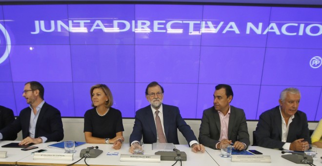 El presidente del Gobierno y del PP, Mariano Rajoy (c), junto a la secretaria general María Dolores de Cospedal (3i), el coordinador general, Fernando Martínez-Maillo (3d), los vicesecretarios Javier Maroto (2i), Pablo Casado (i), Javier Arenas (2d), y An
