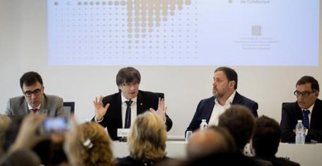 El president Carles Puigdemont i el vicepresident Oriol Junqueras, amb el secretari d'Hisenda, Lluís Salvadó i el director de la ATC, Eduard Vilà. EFE/Marta Pérez