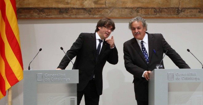 El presidente de la Generalitat, Carles Puigdemont, y el Premio Nobel de la Paz 2015, Ahmed Galai en el Palau de la Generalitat donde han ofrecido una declaración institucional. EFE/Toni Albir
