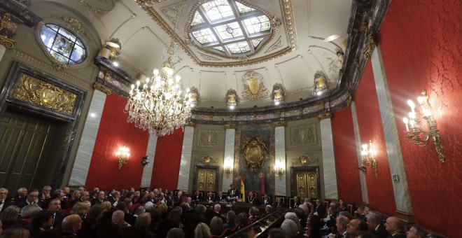 El presidente del Tribunal Supremo y del Consejo General del Poder Judicial, Carlos Lesmes (al fondo), durante su intervención en la solemne sesión de apertura del año judicial  en el Salón de Plenos del Tribunal Supremo. EFE/Ángel Díaz