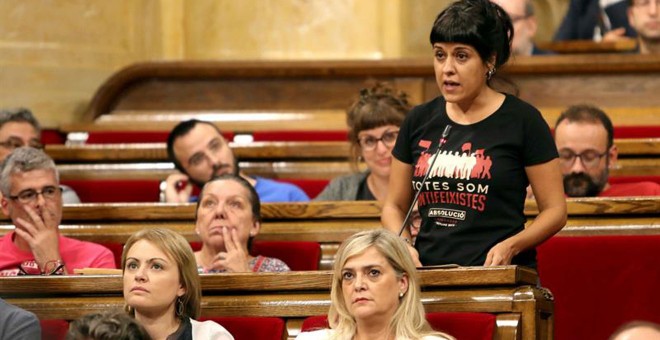 La diputada de la CUP, Anna Gabriel, interviene en pleno del Parlament para pedir que que se amplíe a la orden del día del pleno para incluir la ley del referéndum. EFE/Toni Albir