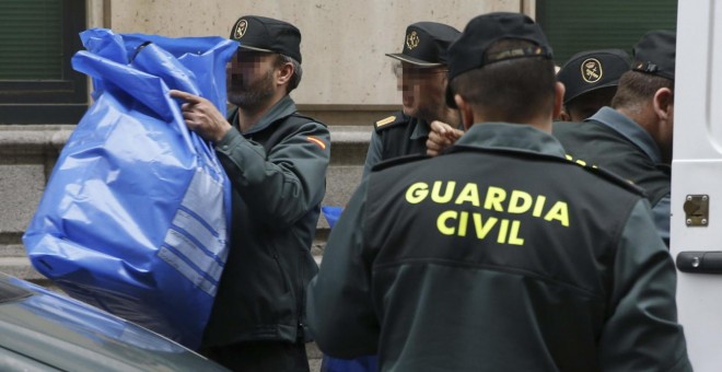 Agentes de la Guardia Civil, en una operación policial en Catalunya. EFE
