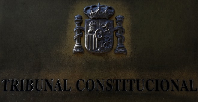 Placa con el escudo de España a la entrada de la sede del Tribunal Constitucional. REUTERS/Susana Vera