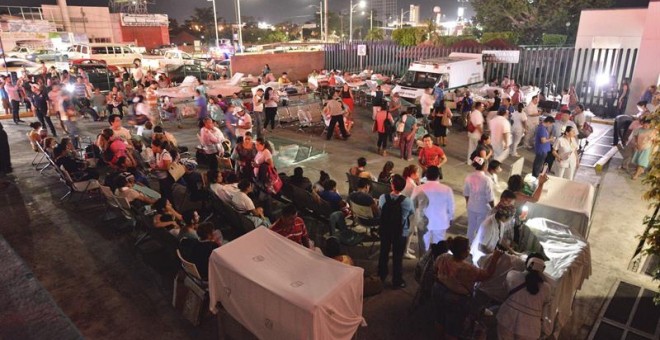 Pacientes y médicos de un hospital en Villahermosa (México) permanecen fuera tras el terremoto. EFE/STR