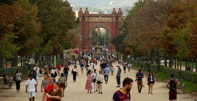 Varias personas caminan opr el paseo que lleva al Arco del Triunfo en Barcelona. REUTERS / Albert Gea
