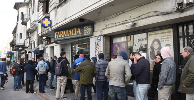 Ciudadanos hacen cola para comprar marihuana en una farmacia de Montevideo /AFP (MIGUEL ROJO)